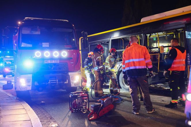 Wypadek z udziałem autobusu i ciężarówki w Warszawie (23.10.2025)