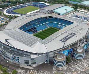 Manchester. To idealny city break dla fanów piłki nożnej. Lot z lotniska w Rzeszowie trwa poniżej 3 godzin