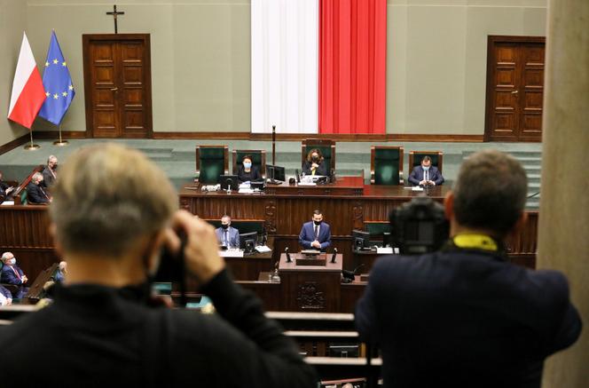 Premier w Sejmie o walce z koronawirusem