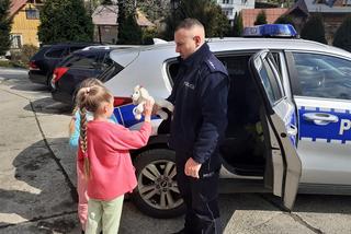 Policjanci z Nowego Sącza nadal pomagają uchodźcom  z Ukrainy.  Nie tylko dorosłym,  ale też dzieciom