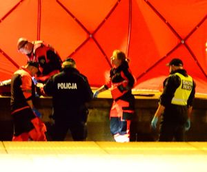 Młody mężczyzna wpadł między peron a pociąg w Warszawie. Został zmiażdżony