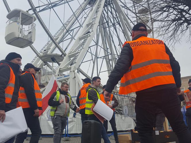 Rolnicy z traktorami na rynku w Lesznie. Tłumaczą mieszkańcom powody swoich protestów