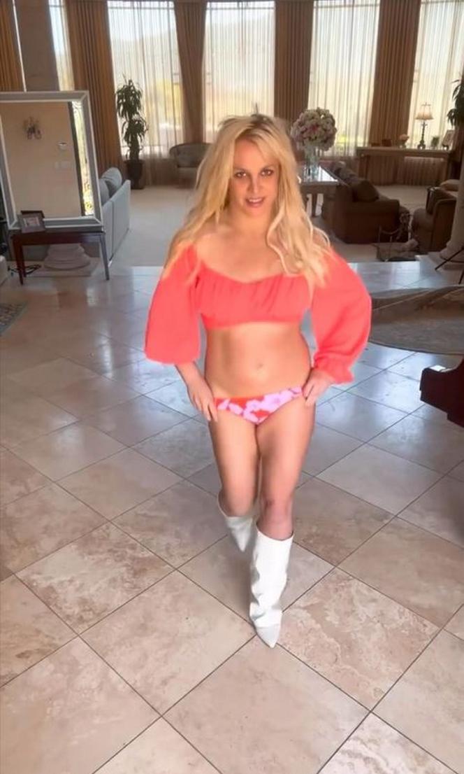 Britney Spears chwali się, że utyła. "Przynajmniej mam tyłek". Wije się po podłodze i tańczy z psami