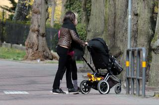 Marta Kaczyńska modna w dobie koronawirusa. Tak spaceruje z dziećmi [ZDJĘCIA]