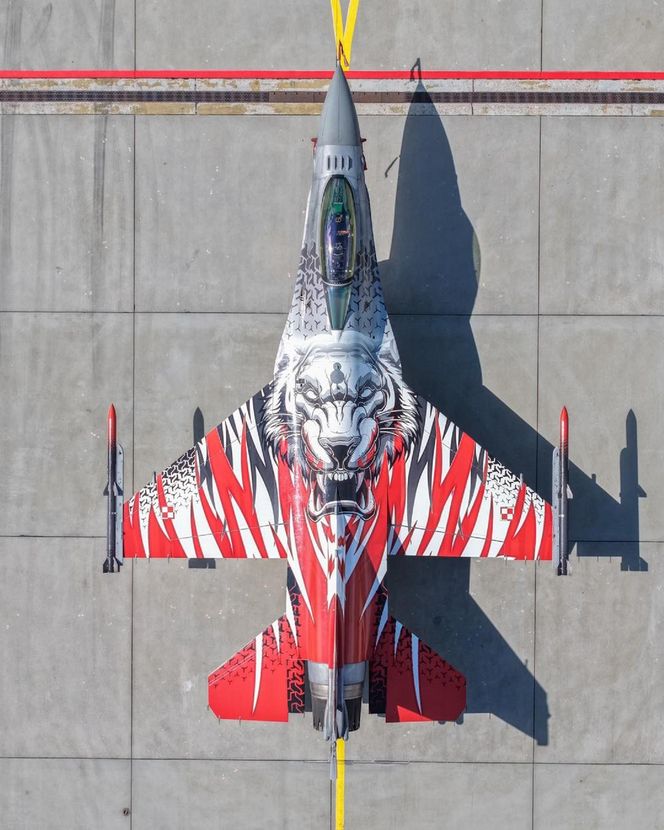 F16