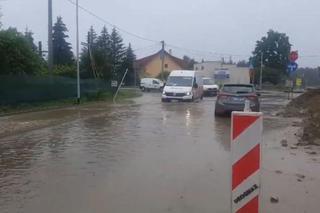 Burze w Warszawie: Wisłostrada zalana. Które ulice są podtopione? [LISTA] 