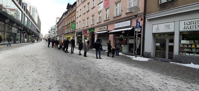 Kolejki przed cukierniami w Poznaniu