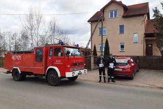 Strażacy z OSP dostarczają ulotki na temat szczepień do mieszkańców powiatu iławskiego