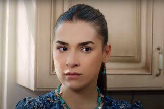 Alper zaczyna manipulować rodziną Kuzeya, by zostać w ich domu na stałe. Sili się to nie spodoba.