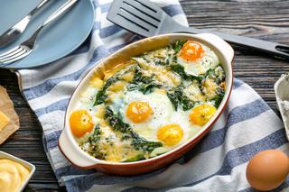 Tłuczone ziemniaki zapiekane ze szpinakiem i jajkami: łatwy przepis na tani obiad
