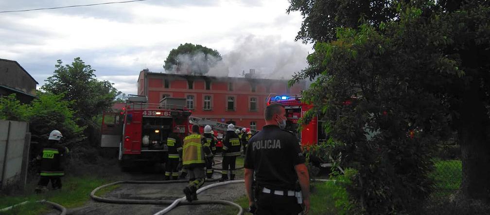 Pożar Wierzbica Dolna. Płonie poddasze trzypiętrowego budynku