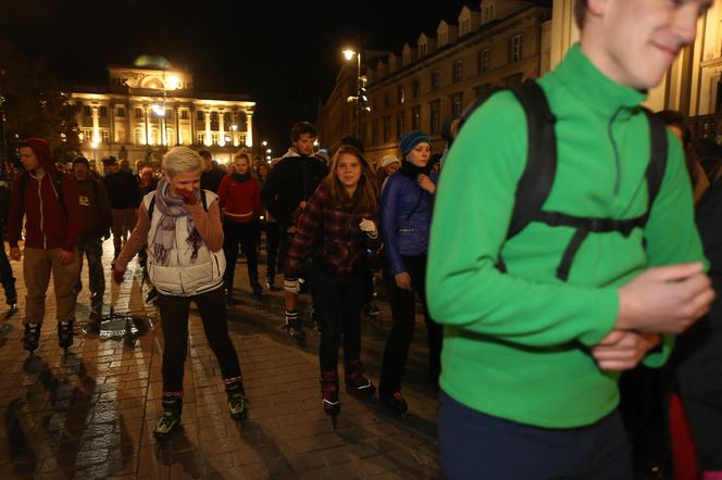 Nightskating. Warszawiacy przejechali stolicę na rolkach [Zdjęcia]