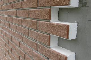 Efekt cegły na elewacji? Jakie materiały elewacyjne imitują mur ceglany?