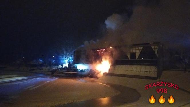 Płonie restauracja w Skarżysku na Rejowie. Z ogniem walczy kilkudziesięciu strażaków