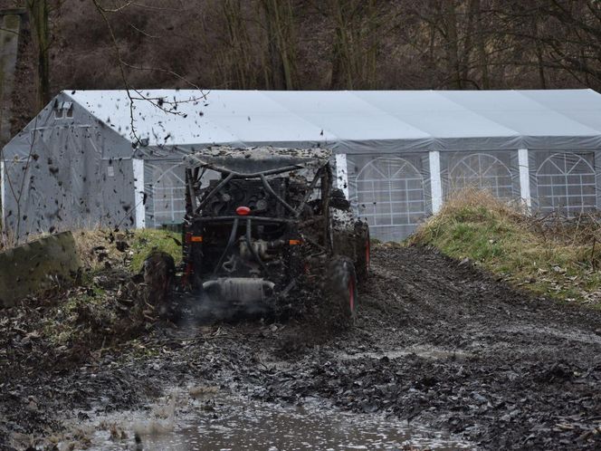 Nietypowy kulig na Śląsku. Zamiast śniegu błoto, a zamiast konia samochód terenowy. 