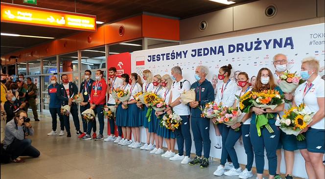 To był szał. Polscy medaliści igrzysk w Tokio wrócili do Polski [ZDJĘCIA]