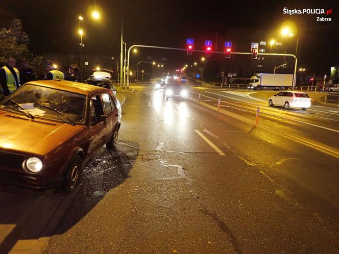 Nocny pościg ulicami Zabrza. Pijany kierowca starego volkswagena uderzył w radiowóz [ZDJĘCIA]