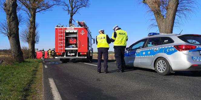 Tragedia pod Nakłem. Kierowca roztrzaskał się na drzewie