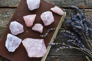 To tajny sposób czarownic, by zdobyć czyjeś serce! Ten kamień przyciąga miłość! 