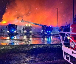 Tyle zostało z Biedronki na Dolnym Śląsku po nocnym pożarze. Dach zawalił się do środka sklepu