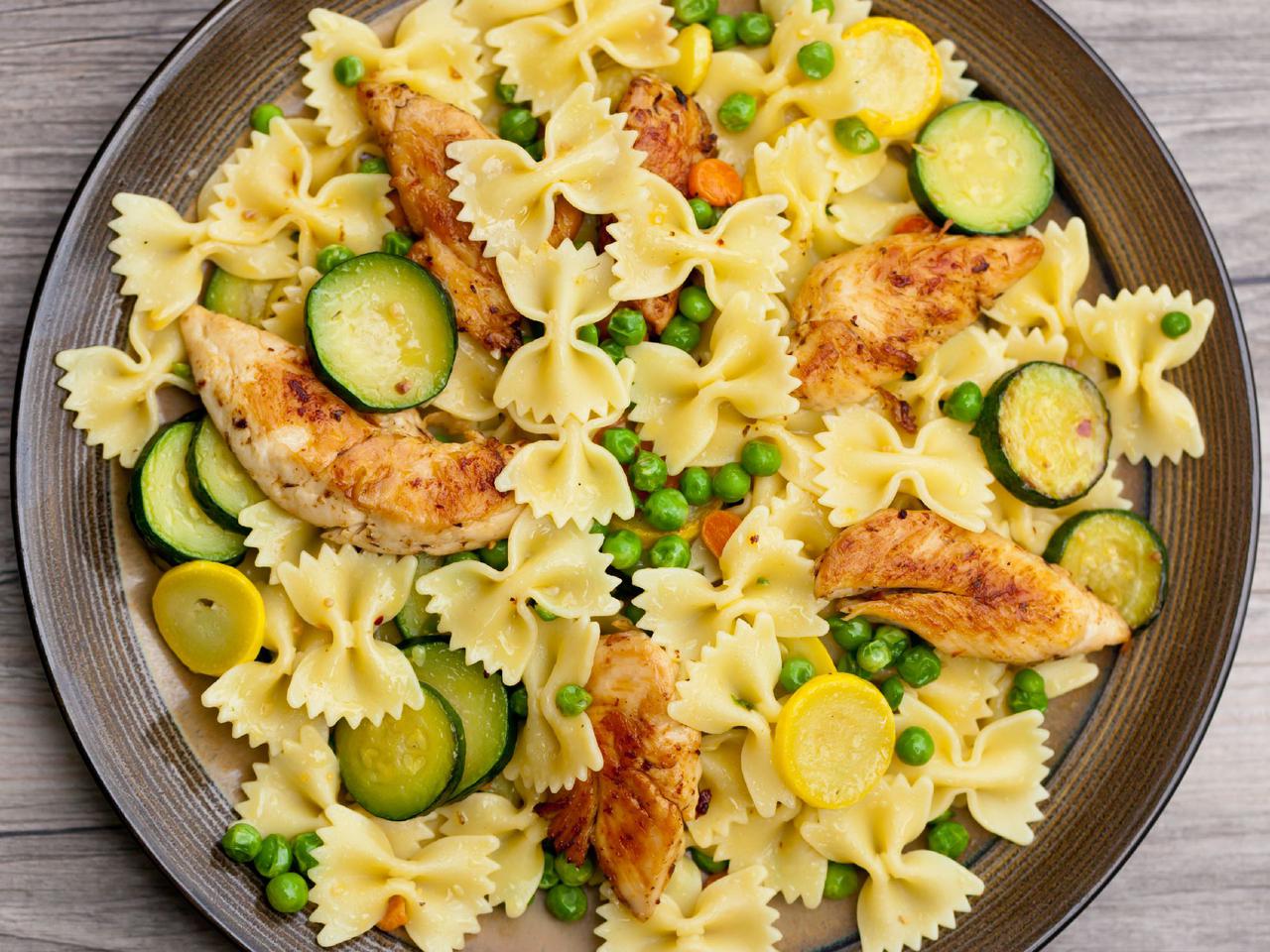 Mistrzowski makaron z kurczakiem, cukinią i groszkiem  - prostota i pychota!