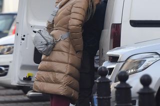 Joanna Koroniewska ogląda deski na ulicy