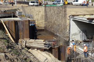 Tak zmienia się stacja PKP Olsztyn Główny. Rośnie konstrukcja nowego peronu, przybywa nowych torów [ZDJĘCIA]