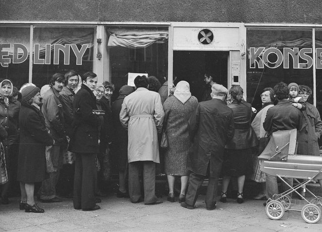 Sprawdźcie też zdjęcia, które pokazują, jak wyglądały zakupy w PRL