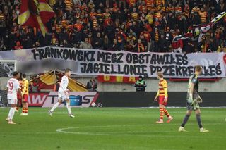 Nerwowo na meczu Jagiellonii. Kibice wywiesili transparent i wtedy się zaczęło!
