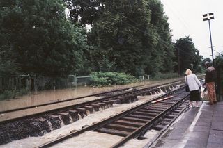 Powódź w Gdańsku w 2001 roku. Koszmarny widok. Zalane były ulice i domy 