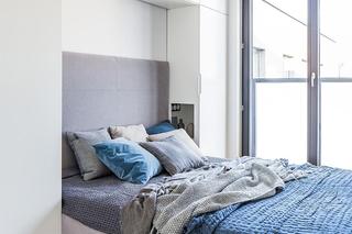 Zabudowa meblowa wokół łóżka