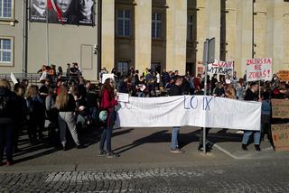 Uczniowie protestują przed kuratorium