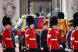 Trumna z ciałem Elżbiety II dotarła do Pałacu Westminsterskiego [ZDJĘCIA]
