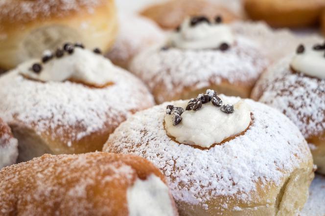 Włoskie pączki z budyniem bomboloni