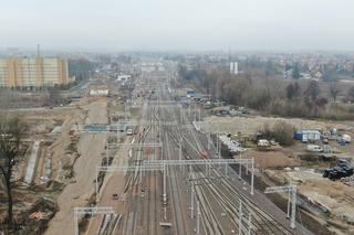 Ełk, widok na nowe tory oraz w głębi budowę wiaduktu i mostu