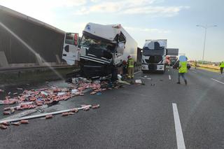 Zmiażdżony volkswagen, rozbita ciężarówka