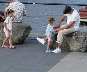 Maciej Pela z córeczkami nad Wisłą