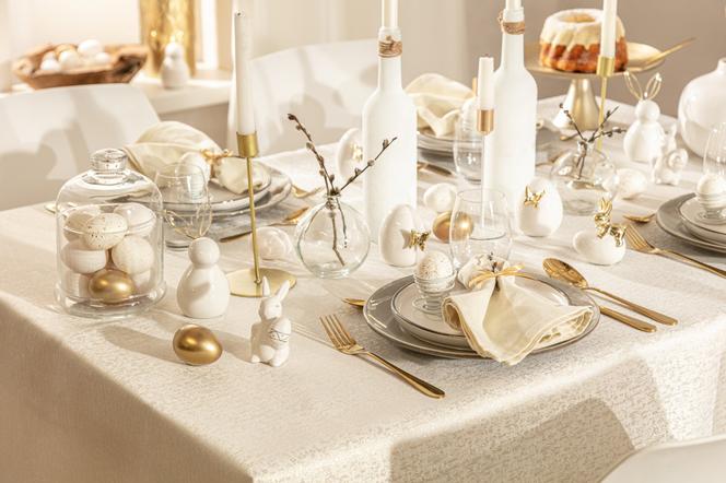Wielkanocny stół pięknie nakryty - w bieli i złocie