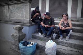 W Łodzi znajduje się ponad tysiąc bezdomnych osób! Jak można im pomóc? [AUDIO]