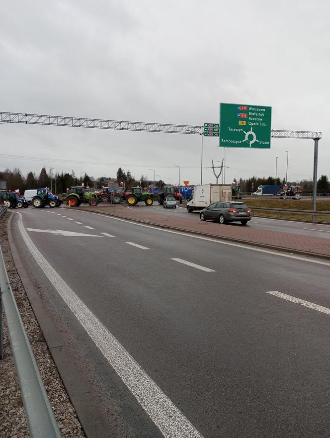 Trwa protest rolników w woj. lubelskim. Blokady są w wielu miejscach w regionie [DUŻO ZDJĘĆ]