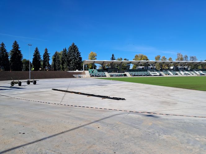 Budowa stadionu w Starachowicach. Na murawie już zielono