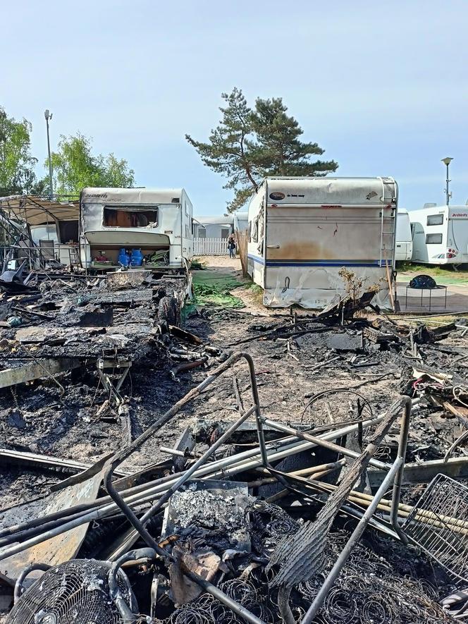 Pożar na kempingu w Jastarni! Turyści musieli uciekać od szalejącego ognia. Spłonęły dwie przyczepy