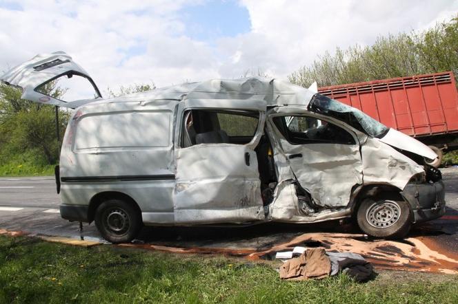 Koszmarny wypadek na DK7 pod Mławą. Nie żyje kierowca, dwie osoby trafiły do szpitala