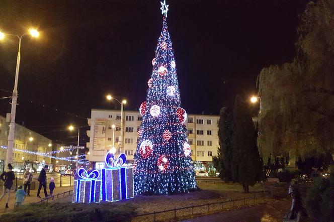 Choinka na skwerze stała także w ubiegłym roku.