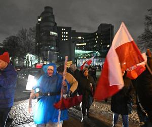 Kolejny dzień protestu przed siedzibą TVP