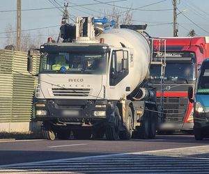 Kabel zawisł nad droga i blokował ruch