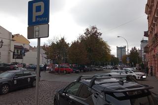 Nowe zasady parkowania na ul. Słowackiego. Ma być więcej miejsca dla pieszych