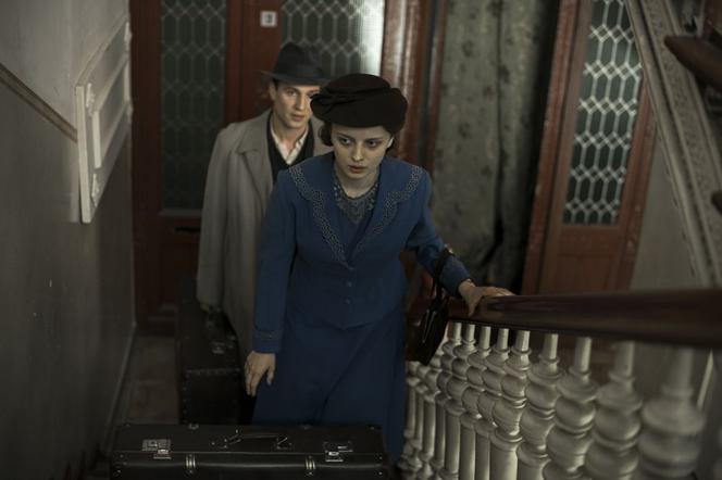 Stulecie Winnych 2 sezon odc. 16. Ania (Weronika Humaj), Kazimierz Tarasiewicz (Mateusz Janicki)