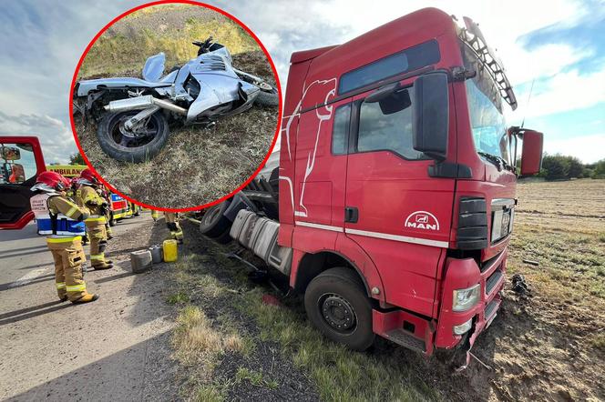Śmiertelny wypadek pod Bełchatowem. 25-letni motocyklista wjechał pod koła ciężarówki [ZDJĘCIA].