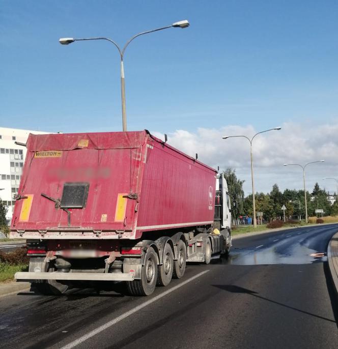 Olsztyn. Wypadek na ul. Armii Krajowej. Droga zablokowana po zderzeniu osobówki z ciężarówką [FOTO]